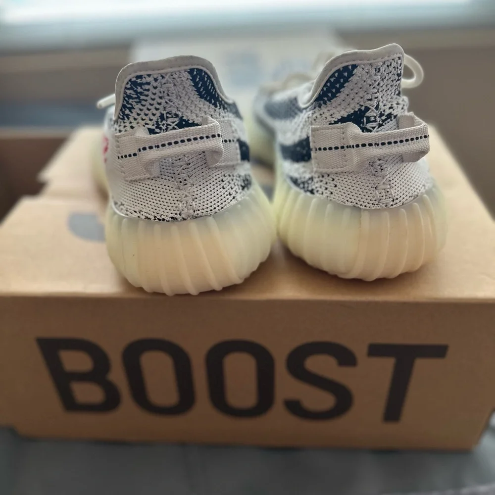 Adidas Kids or Women Yeezy Boost 350 V2 - White and Black - Picture 4 of 7